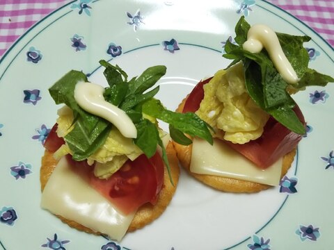 とろけるチーズとトマトと白菜漬と大葉のクラッカー☆